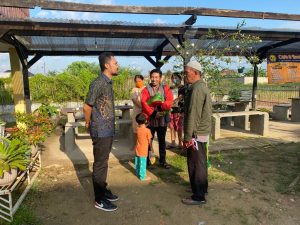 Selain Serap Aspirasi Warga, Anggota DPRD Bandarlampung Rakhmad Nafindra Bagikan Seratus Karung Beras dan Bendera Merah Putih