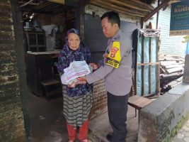 Peduli Terhadap Sesama, Polsek Tanjung Karang Timur Berikan Bantuan Sembako Kepada Warga