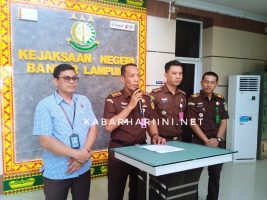 Kejati Limpahkan Tahap II Tersangka Kasus Retribusi Sampah ke Kejari Bandarlampung