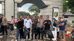 Pasca Unjuk Rasa di DPRD Lampung, TNI-Polri dan Mahasiswa Kompak Bersihkan Sampah