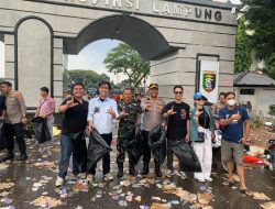 Pasca Unjuk Rasa di DPRD Lampung, TNI-Polri dan Mahasiswa Kompak Bersihkan Sampah