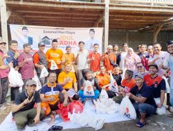 Bunda Sulis dan DPC PKS Kemiling Bagikan Daging Kurban untuk 500 Warga